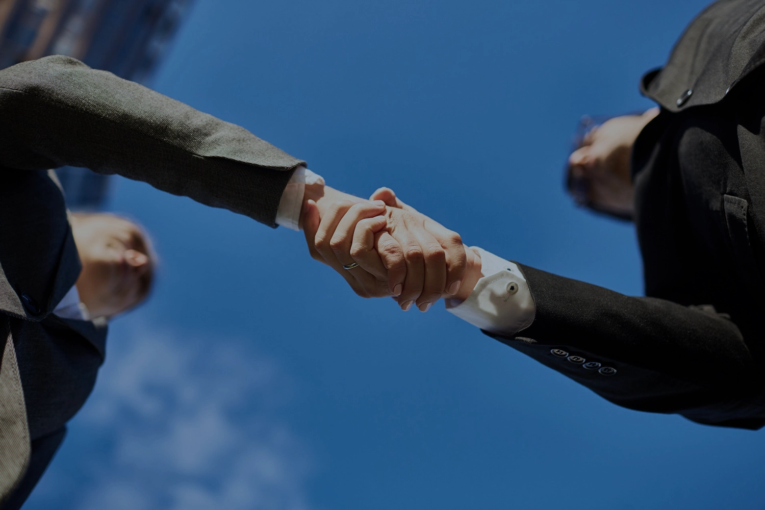 兩位商業合作夥伴握手